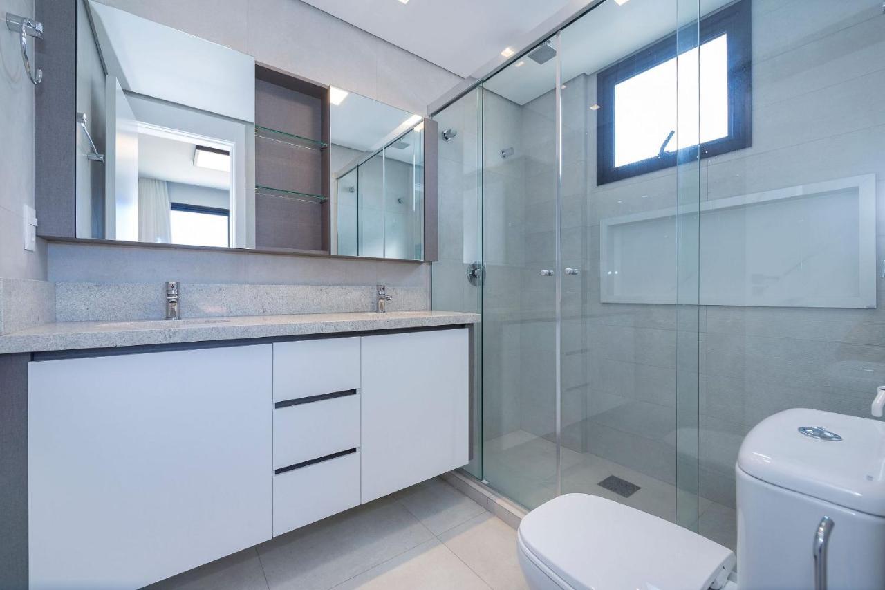 Adra 301: Beachfront Apartment with Rooftop Pool in Bombinhas Center Exterior photo