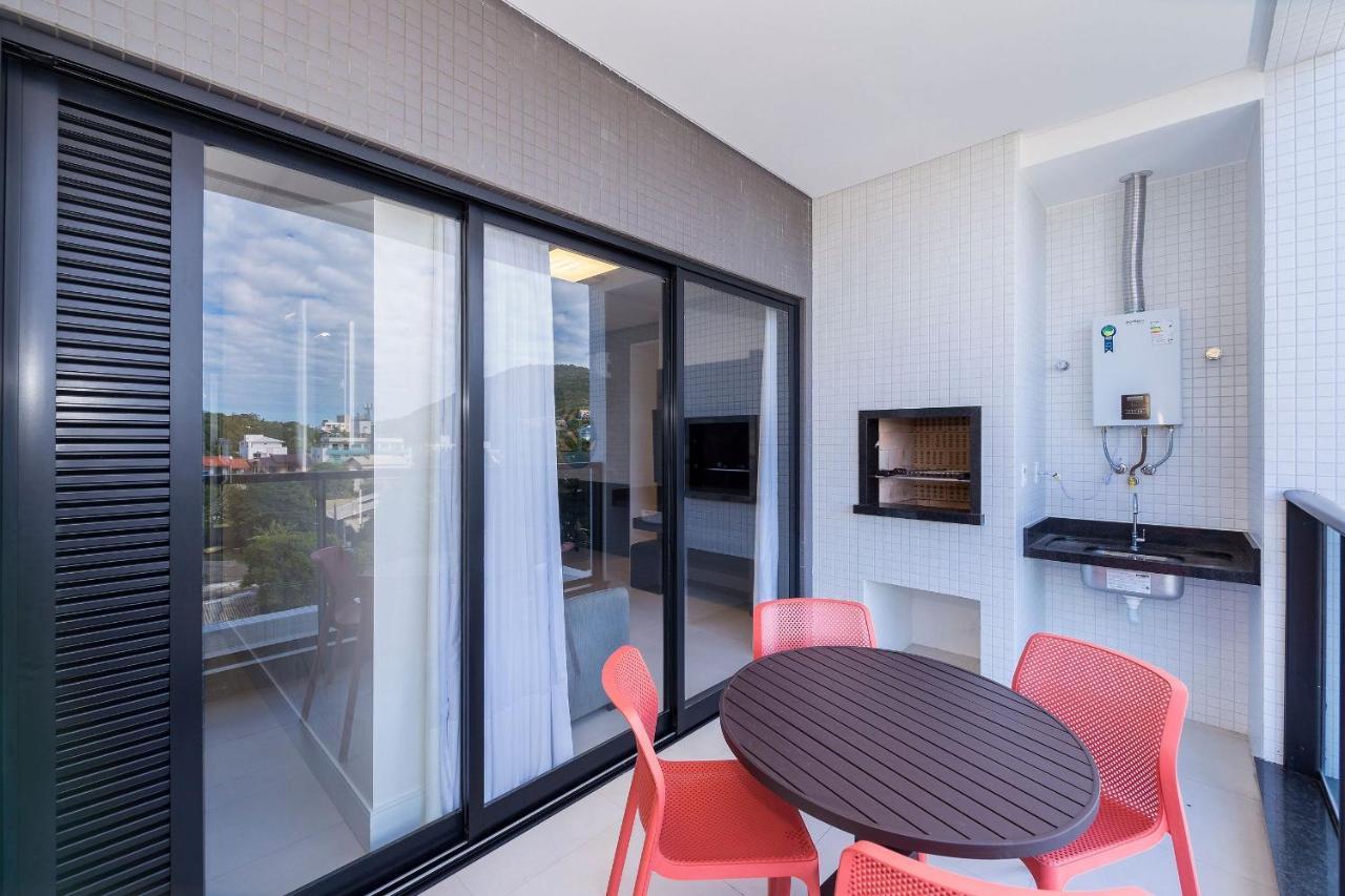Adra 301: Beachfront Apartment with Rooftop Pool in Bombinhas Center Exterior photo