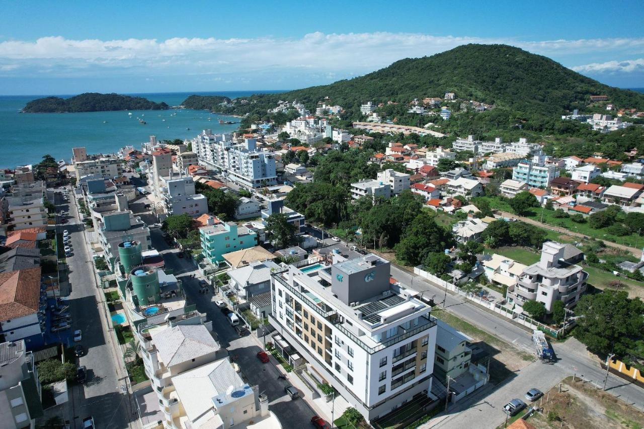 Adra 301: Beachfront Apartment with Rooftop Pool in Bombinhas Center Exterior photo