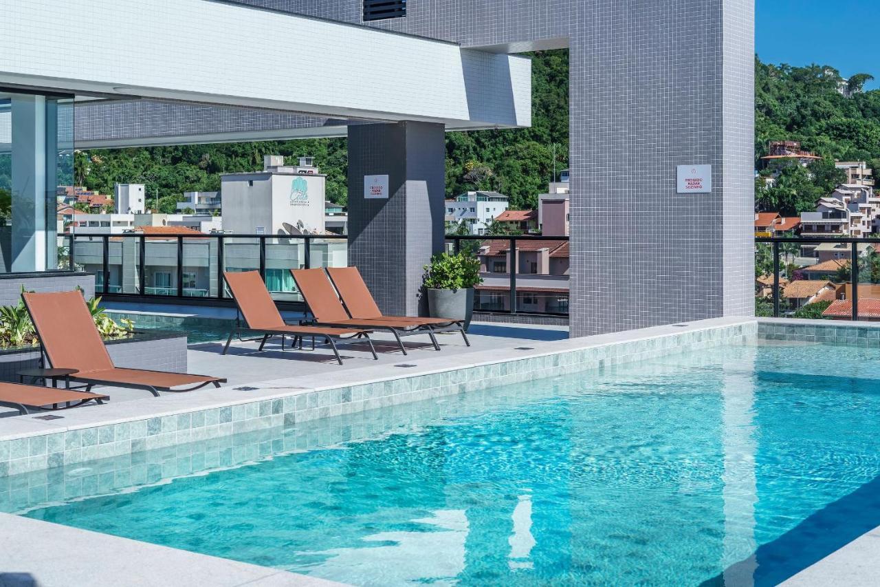 Adra 301: Beachfront Apartment with Rooftop Pool in Bombinhas Center Exterior photo