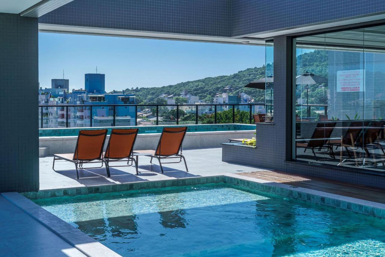 Adra 301: Beachfront Apartment with Rooftop Pool in Bombinhas Center Exterior photo