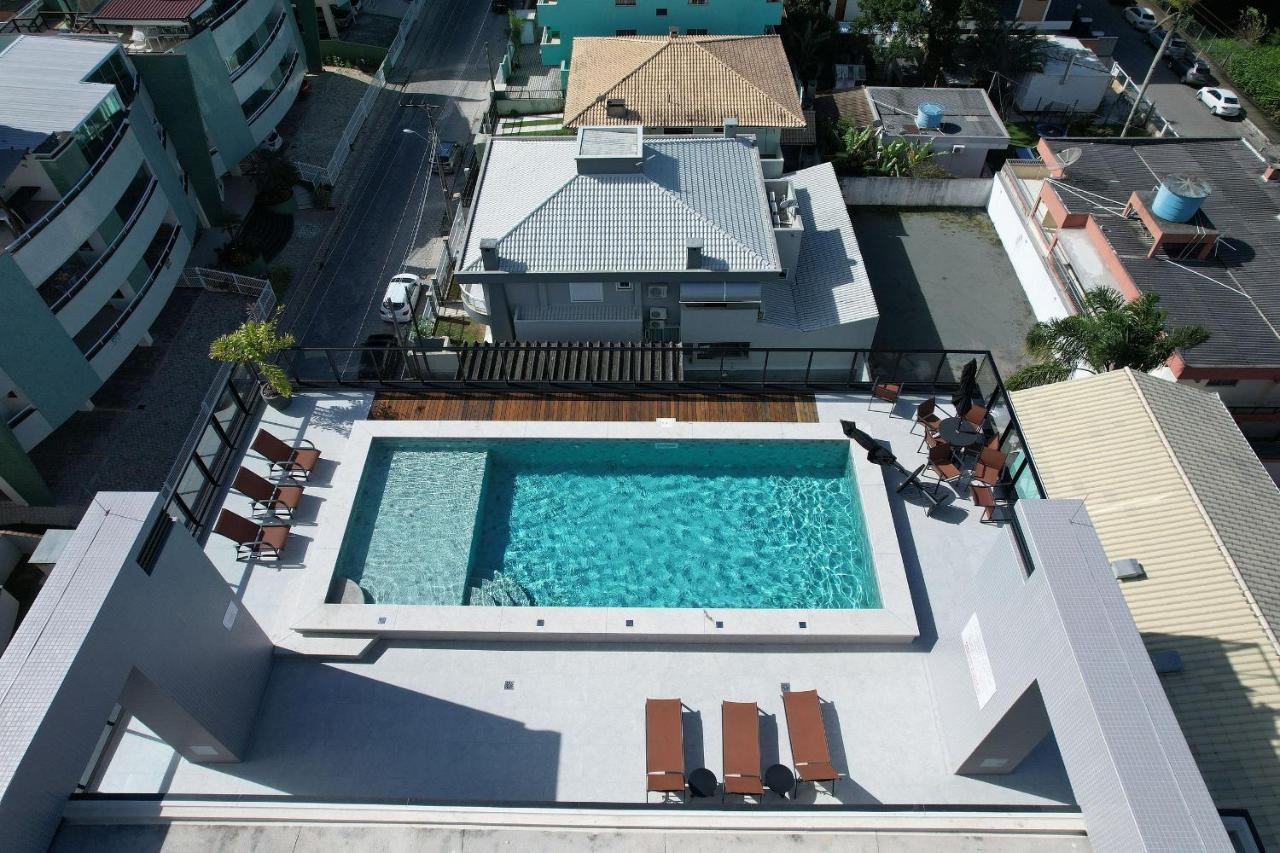 Adra 301: Beachfront Apartment with Rooftop Pool in Bombinhas Center Exterior photo