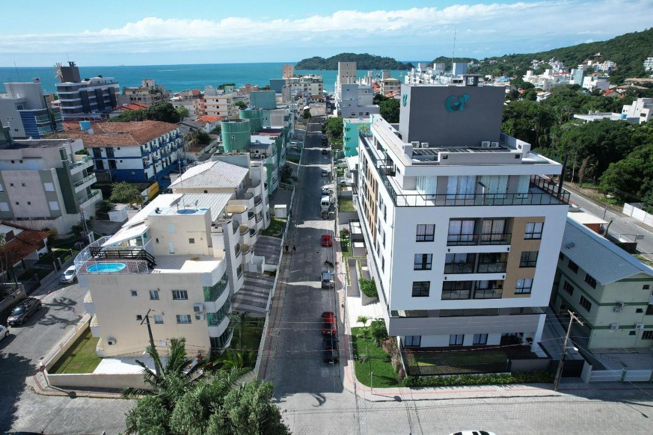 Adra 301: Beachfront Apartment with Rooftop Pool in Bombinhas Center Exterior photo
