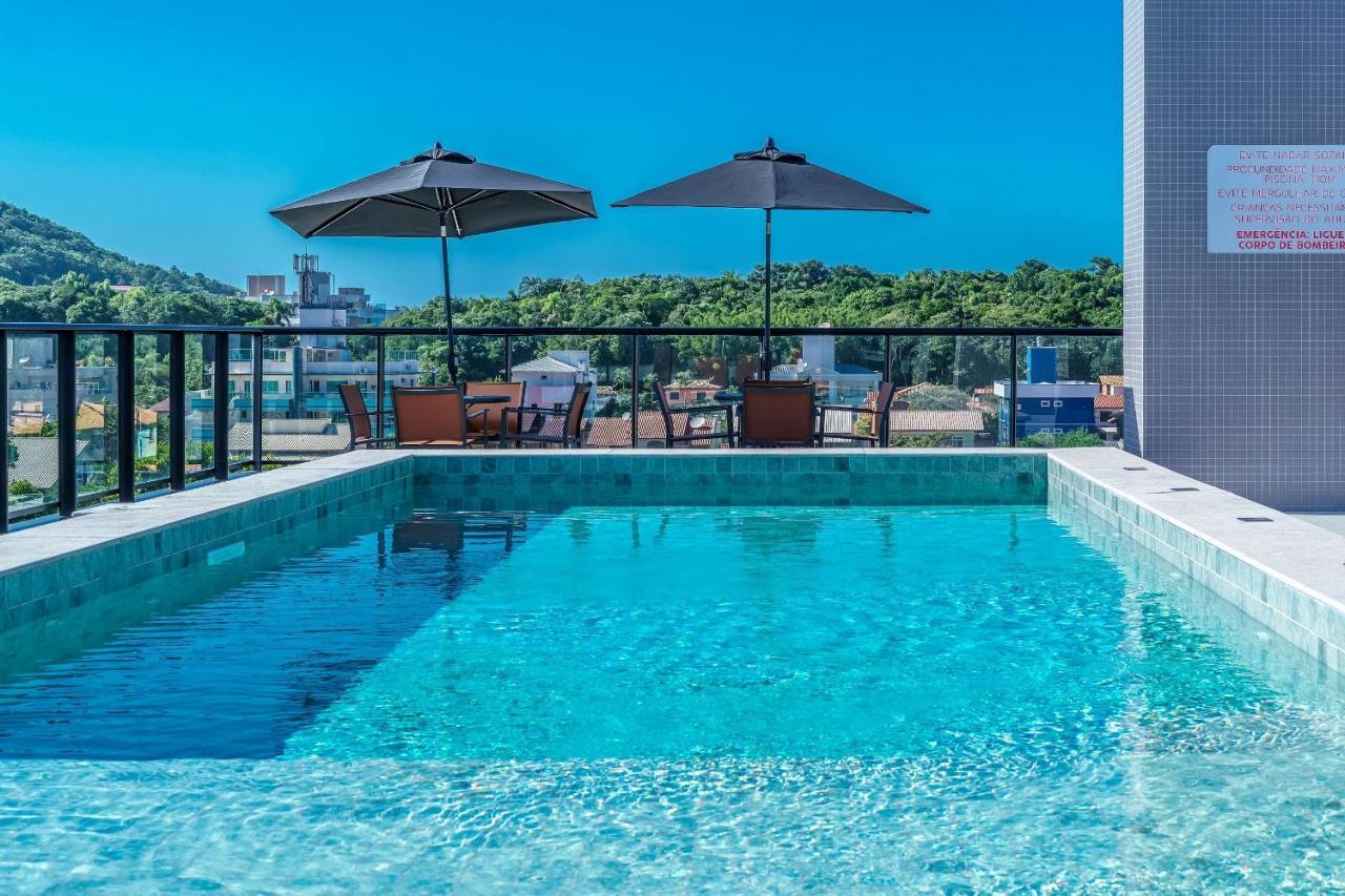 Adra 301: Beachfront Apartment with Rooftop Pool in Bombinhas Center Exterior photo